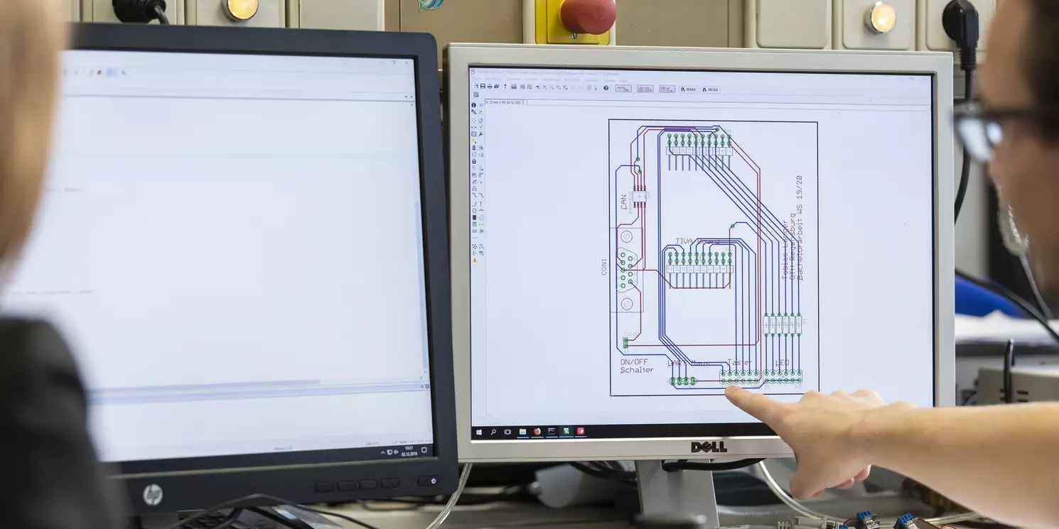 Foto: OTH Regensburg / Florian Hammerich Personen arbeiten am Computer