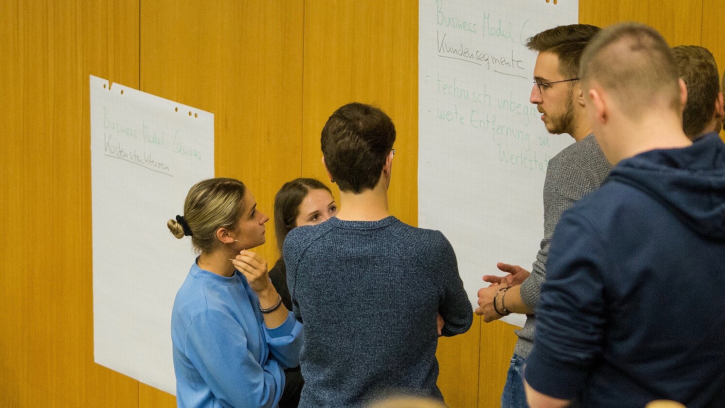 Studierende beim Workshop rund um das Thema „Business Model Canvas“.