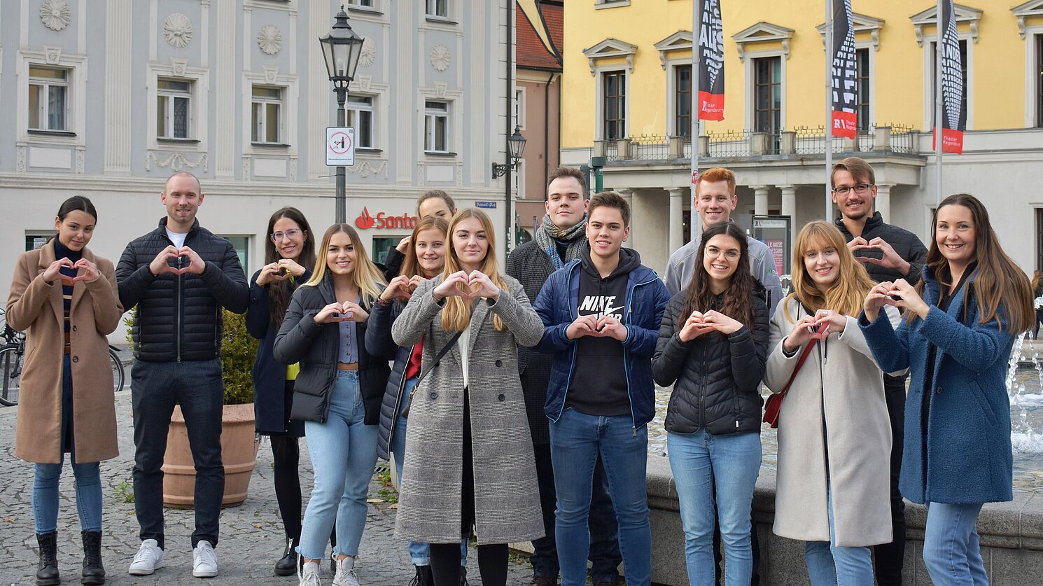 Das Projektteam von „Geschenke aus Regensburg“ im Wintersemester 2021/2022 mit Kursleiterin Dr. Christiane Plank (rechts). Foto: OTH Regensburg/Carina Zagrean