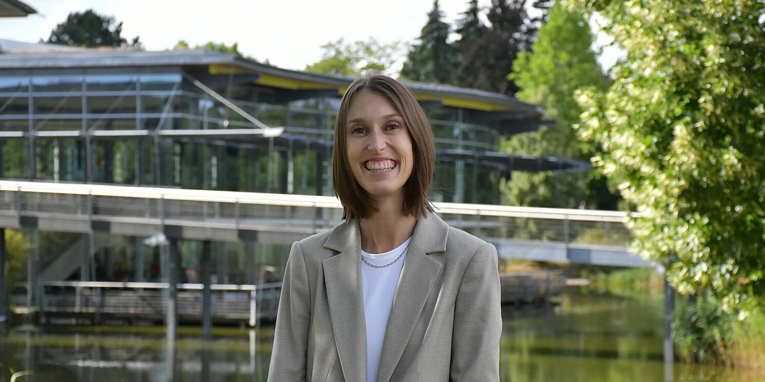 Lisa Grabinger am Campus der OTH Regensburg. 
