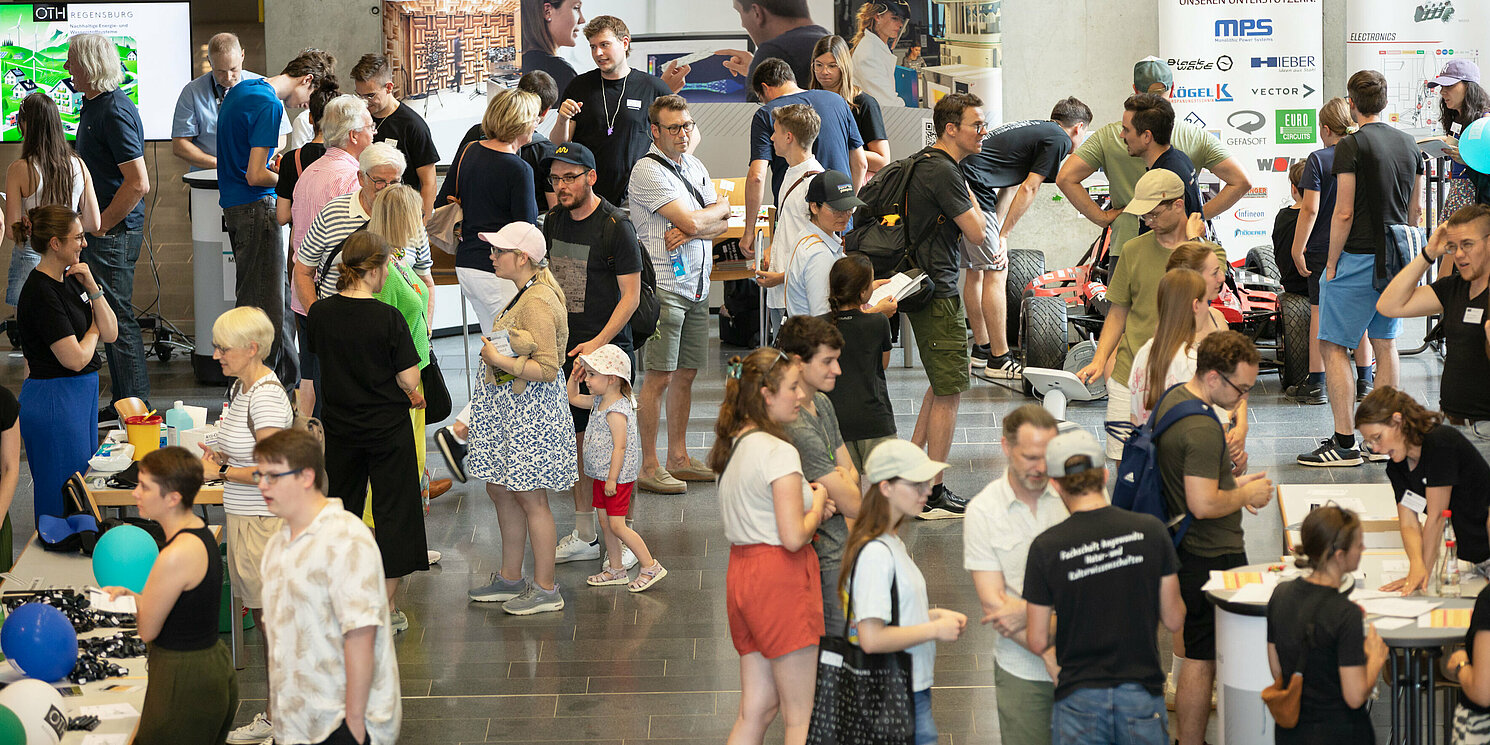 Viele Personen an den Ständen beim Tag der offenen Hochschule der OTH Regensburg