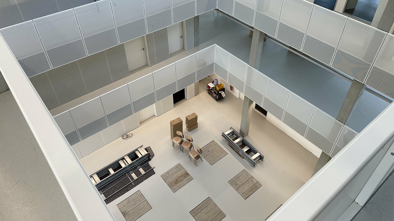 Blick ins Atrium des Neubaus der Fakultät Architektur. Die Aufnahme entstand während des Umzugs.