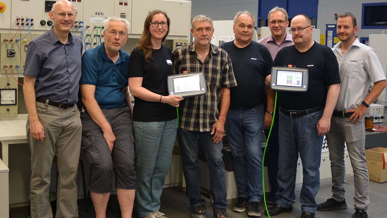 Von links: Prof. Dr. Bernhard Hopfensperger, Prof. Anton Haumer, Laboringenieurin Monika Maier, Labormeister Walter Stelzl, Siemens-Inbetriebnehmer Wolfgang Sederer, Dekan Prof. Dr. Michael Niemetz, Günter Foerster und Tobias Zacherl mit mobilen Laborpanels zur Ansteuerung der Umformeranlage.