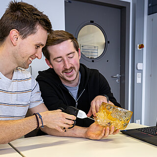 Zwei Studenten im Labor Medizinprodukte bei der Arbeit an einem medizinischen Produkt