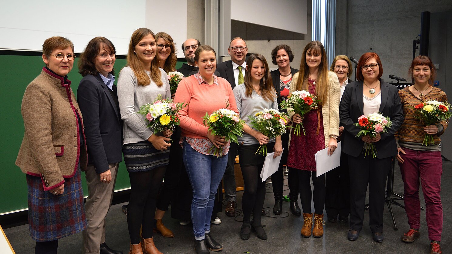 Von links: Prof. Dr. Annette Meussling-Sentpali, Prof. Dr. Klaudia Winkler, Clara Pfindel, Katja Rußwurm, Pater Thomas Väth, Isabell Kreuzer, Prof. Dr. Wolfram Backert, Lena Jung, Prof. Dr. Gabriele Scheffler, Nadine Dennerlohr, Prof. Dr. Irmgard Schroll-Decker, Gerda Krakofsky, Katharina Pfaff.