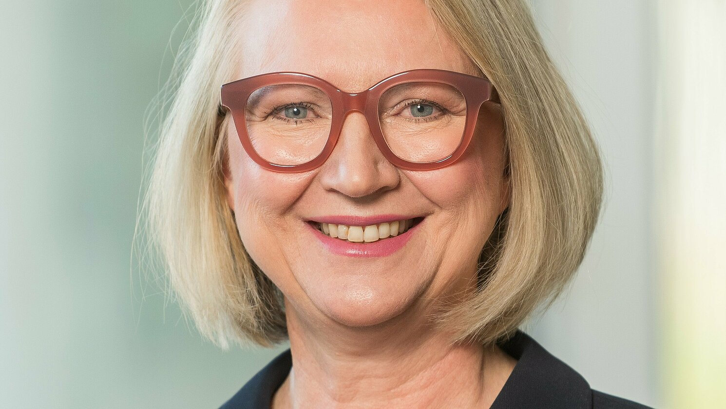 Beim virtuellen Kamingespräch gab Wirtschaftsweise Prof. Dr. Monika Schnitzer den Studentinnen von RegensburgEXZELLENZ interessante Einblicke in ihr Berufsleben und ihr gesellschaftliches Engagement.