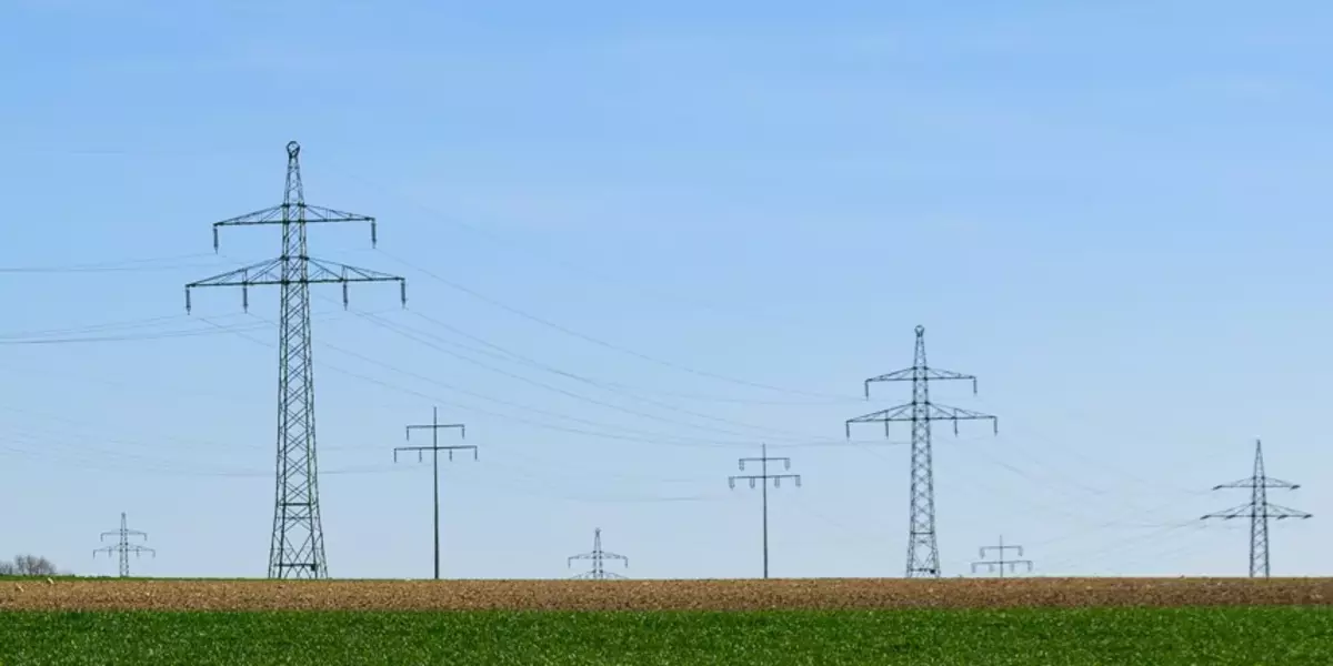 Strommasten in der Landschaft