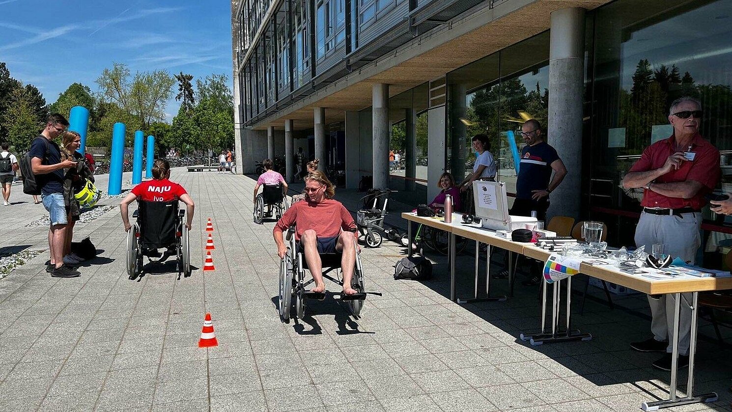 Der Rollstuhl-Parcours bot die Möglichkeit, das Thema Barrierefreiheit aus neuer Perspektive zu erleben. Foto: Elisabeth Hockemeyer 
