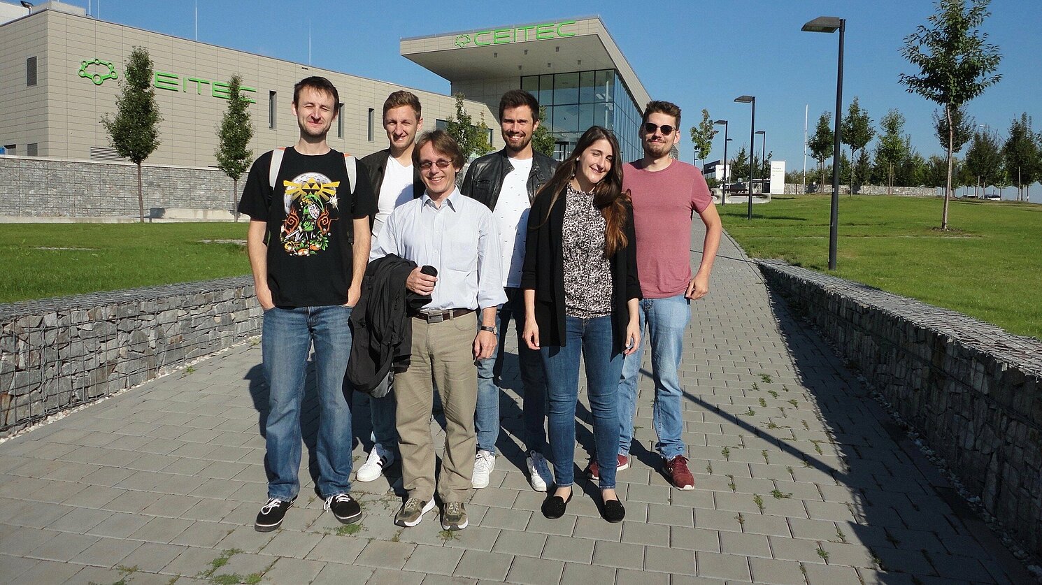 Prof. Dr. Rupert Schreiner (3. v. l.) von der OTH Regensburg mit seinen Doktoranden und einer Doktorandin vor dem Central European Institute for Technology (CEITEC) in Brünn. 