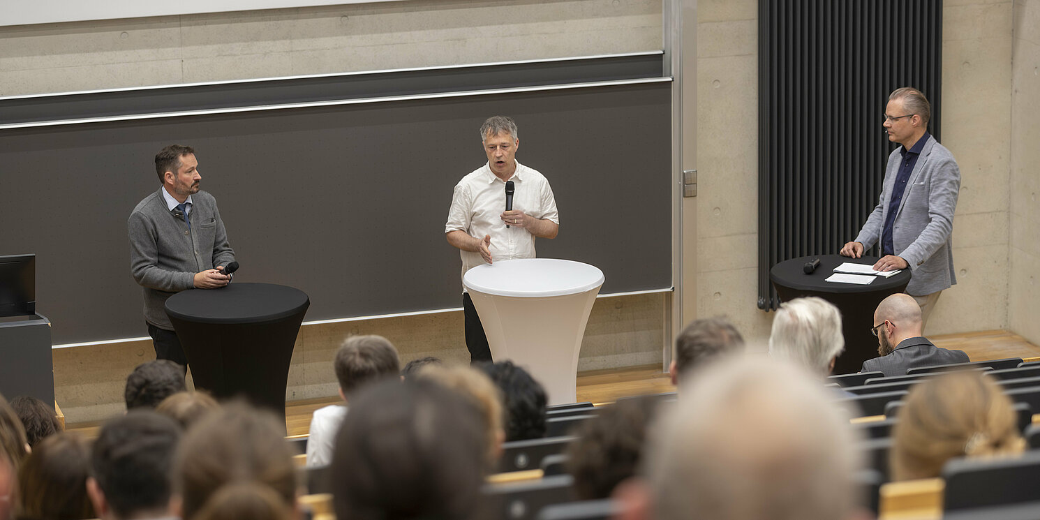 Prof. Dr. Lars Krenkel, Direktor des RCBE, und Prof. Dr. Karsten Weber (von links), einer der Direktoren des RCHST, stellten anlässlich des Doppeljubiläums die Erfolge von RCBE und RCHST vor. Foto: Uwe Moosburger, altrofoto.de