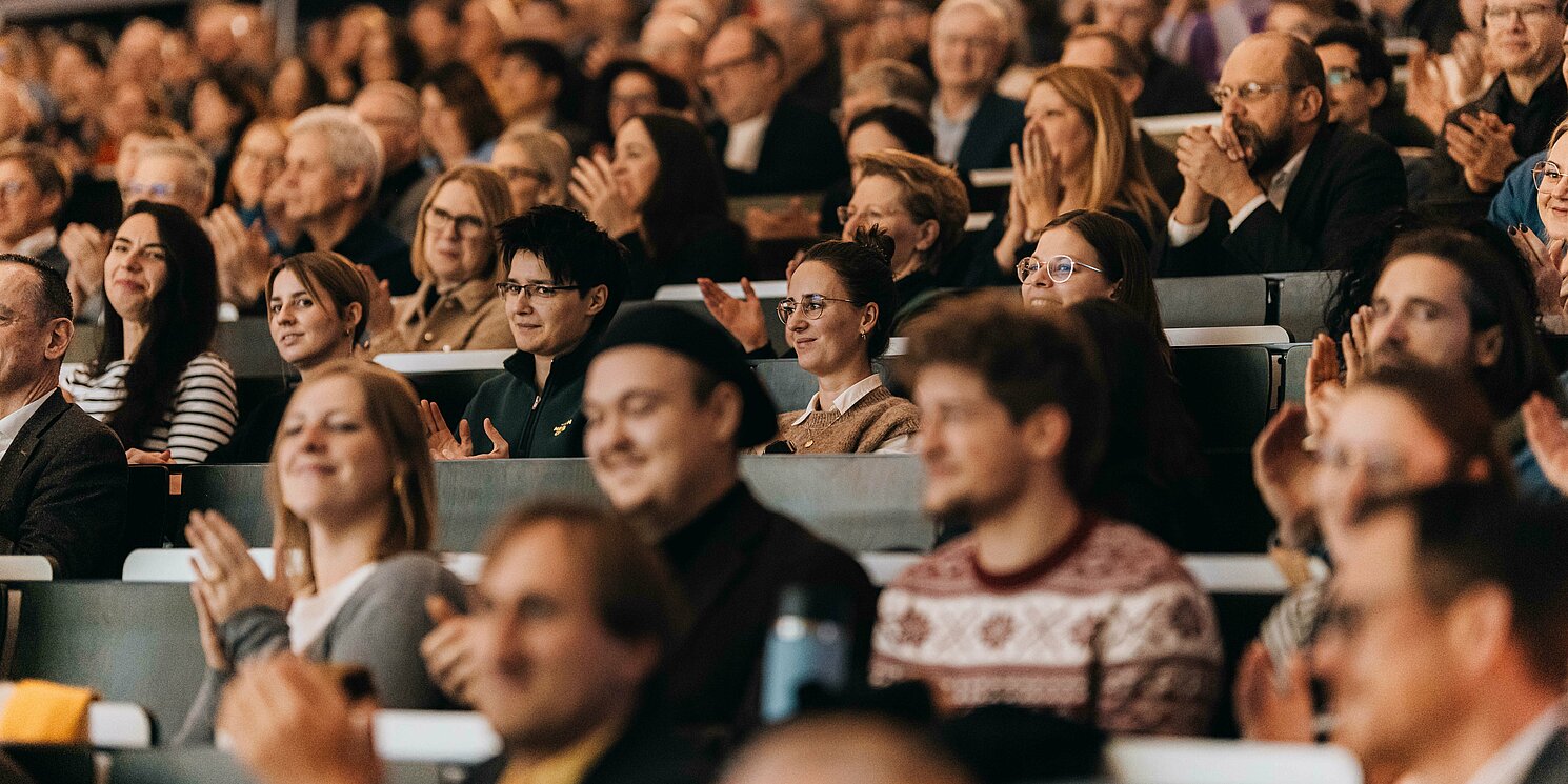 Mehr als 450 Gäste verfolgten die Akademische Jahresfeier 2025 der Hochschule vor Ort. Foto: OTH Regensburg/Sebastian Pieknik
