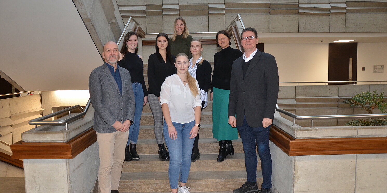 Zusammenarbeit mit dem Landratsamt: Begleitet durch Prof. Dr. Julia Hartmann untersuchte eine Studentinnengruppe der OTH die Social Media-Aktivitäten des Landkreises. Foto: Beate Geier