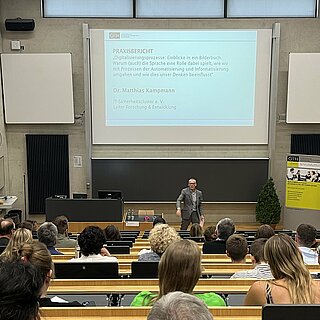 Dr. Matthias Kampmann bei seinem Vortrag zu „Digitalisierungsprozessen“. Foto: Petra Schmöller/OTH Regensburg