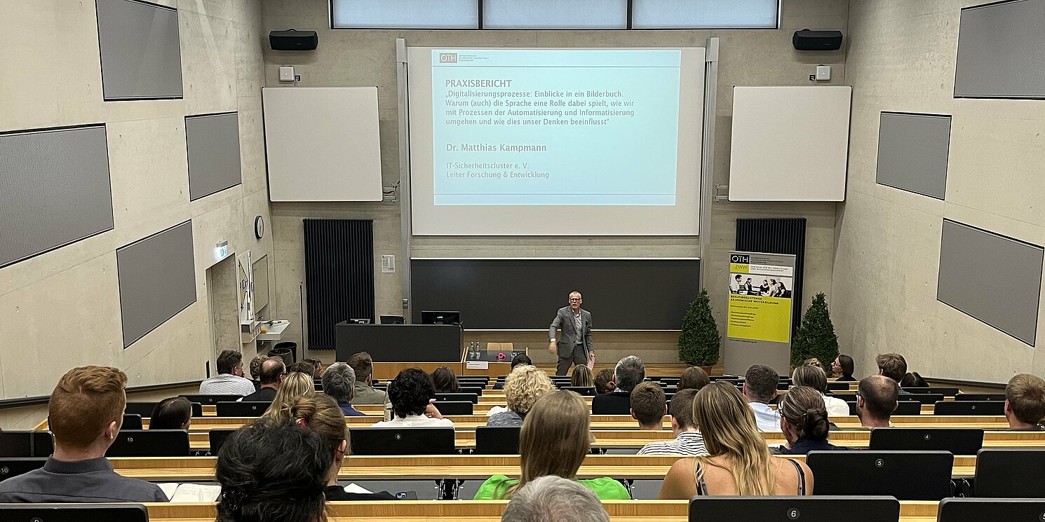 Dr. Matthias Kampmann bei seinem Vortrag zu „Digitalisierungsprozessen“. Foto: Petra Schmöller/OTH Regensburg