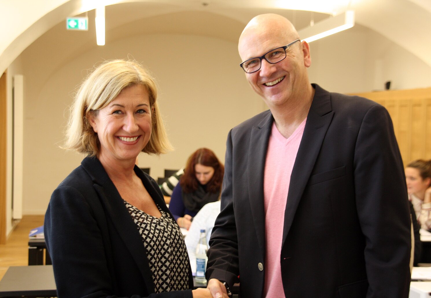 Willkommen in Abensberg: Bürgermeister Dr. Uwe Brandl begrüßt Studiengangleiterin Prof. Dr. Barbara Seidenstücker. 