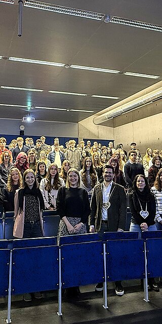 Gruppenbild des Schulbesuchs im Hörsaal der OTH Regensburg