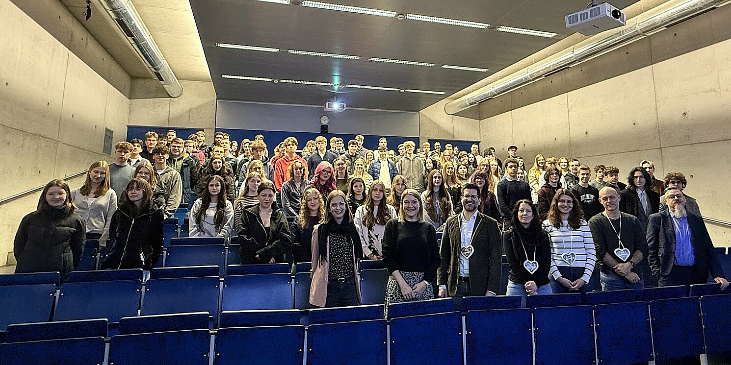 Gruppenbild des Schulbesuchs im Hörsaal der OTH Regensburg