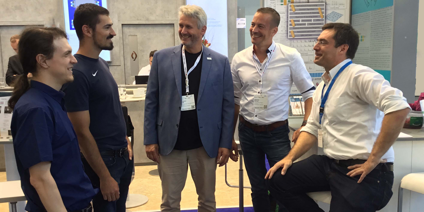 Netzwerken am Stand des Labors für Digitalisierung der OTH Regensburg mit Prof. Dr. Wolfgang Mauerer (rechts)