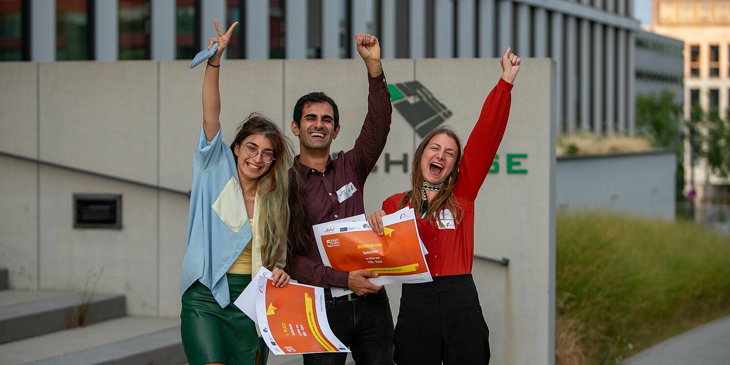 (v.l.) Ani Tovmasyan, Deniz Tümen und Corina Schmidbauer freuten sich über den ersten Platz beim 5-EuroBusiness-Wettbewerb. Foto: Stefan Durst