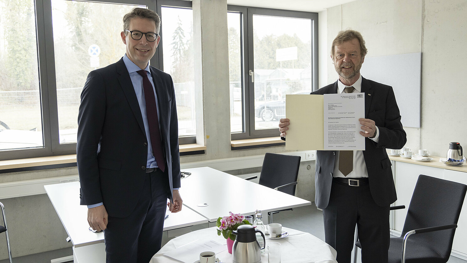 Wissenschaftsminister Markus Blume (li.) verabschiedete Prof. Dr. Wolfgang Baier aus dem Amt des Präsidenten. 