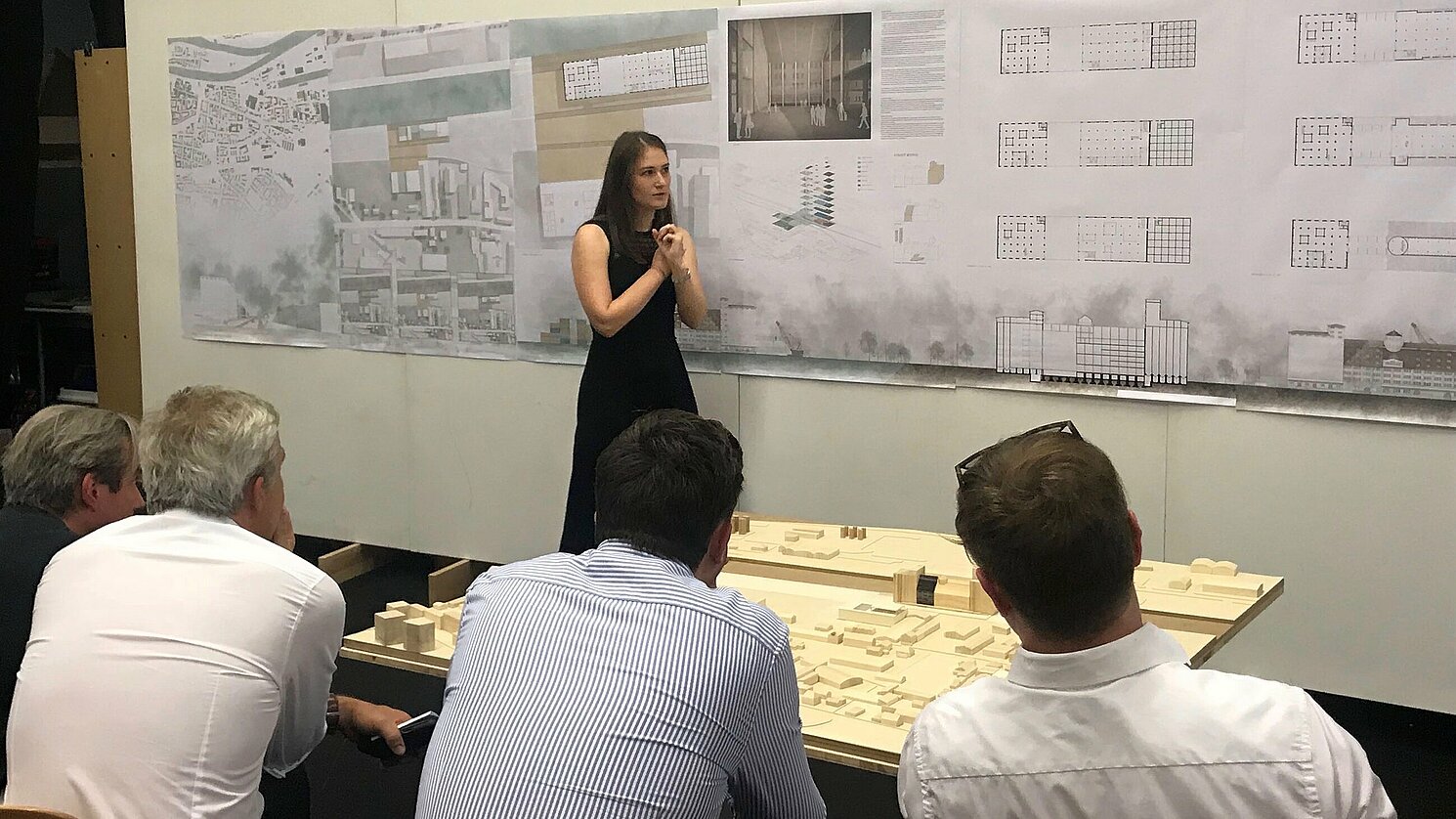 Elisabeth Kürzinger erklärt der Professorenschaft, den Kooperationspartnern und den Studierenden die Pläne ihres Teams.