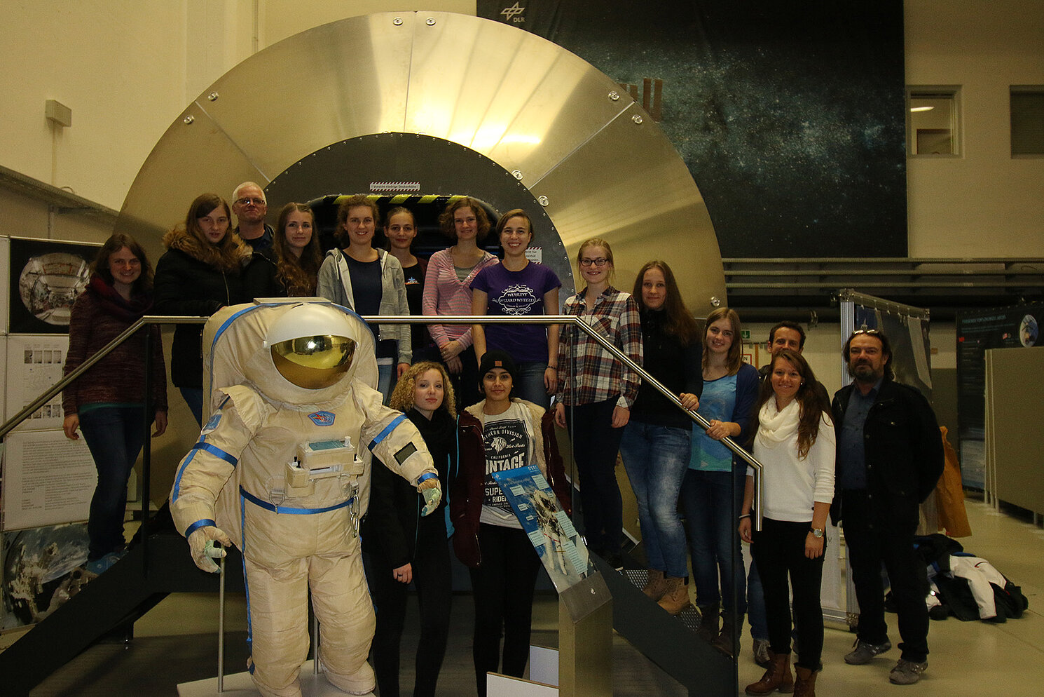 MINT-Girls auf Exkursion beim Projektpartner Deutsches Zentrum für Luft- und Raumfahrt DLR Foto: MINT-Girls Regensburg