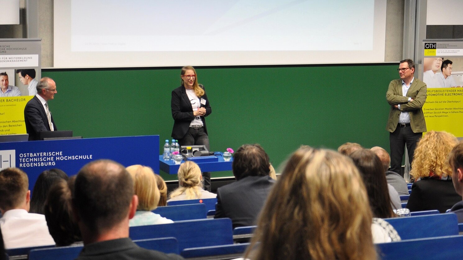Von links: Prof. Dr. Michael Höschl, Dr. Anne-Kathrin Bräu und Andreas Sauer standen den Teilnehmenden nach ihren Vorträgen beim Afterworkseminar „Wissen am Abend“ für Fragen zur Verfügung.