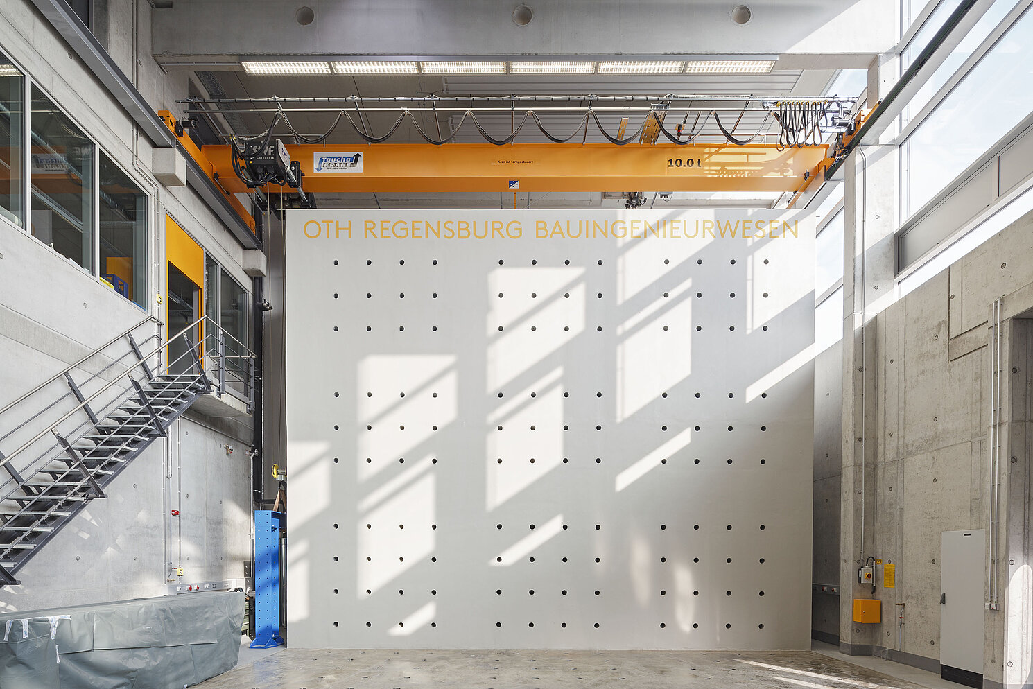 Für das neue Labor „Konstruktiver Ingenieurbau“ der Fakultät Bauingenieurwesen im Haus der Technik an der OTH Regensburg stellt die Stiftung Bayerisches Baugewerbe 96.000 Euro zur Verfügung. 