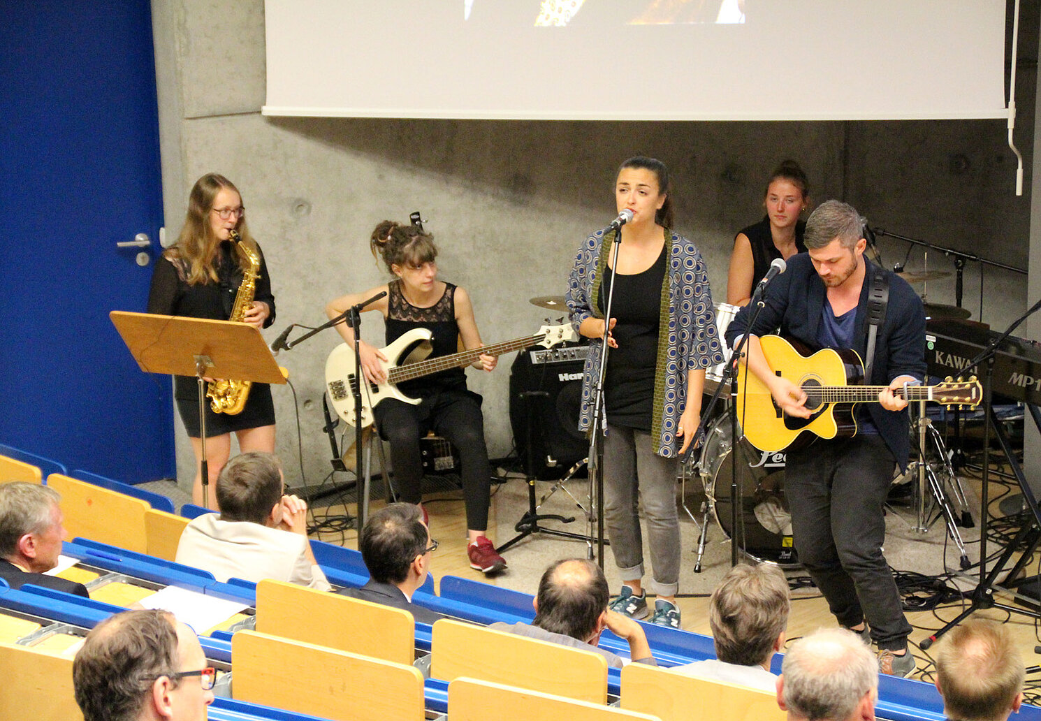 Band Nummer zwei mit dem Namen "4.1" spielte das Lied "Cabin In The Woods". Band Nummer zwei mit dem Namen "4.1" spielte das Lied "Cabin In The Woods".