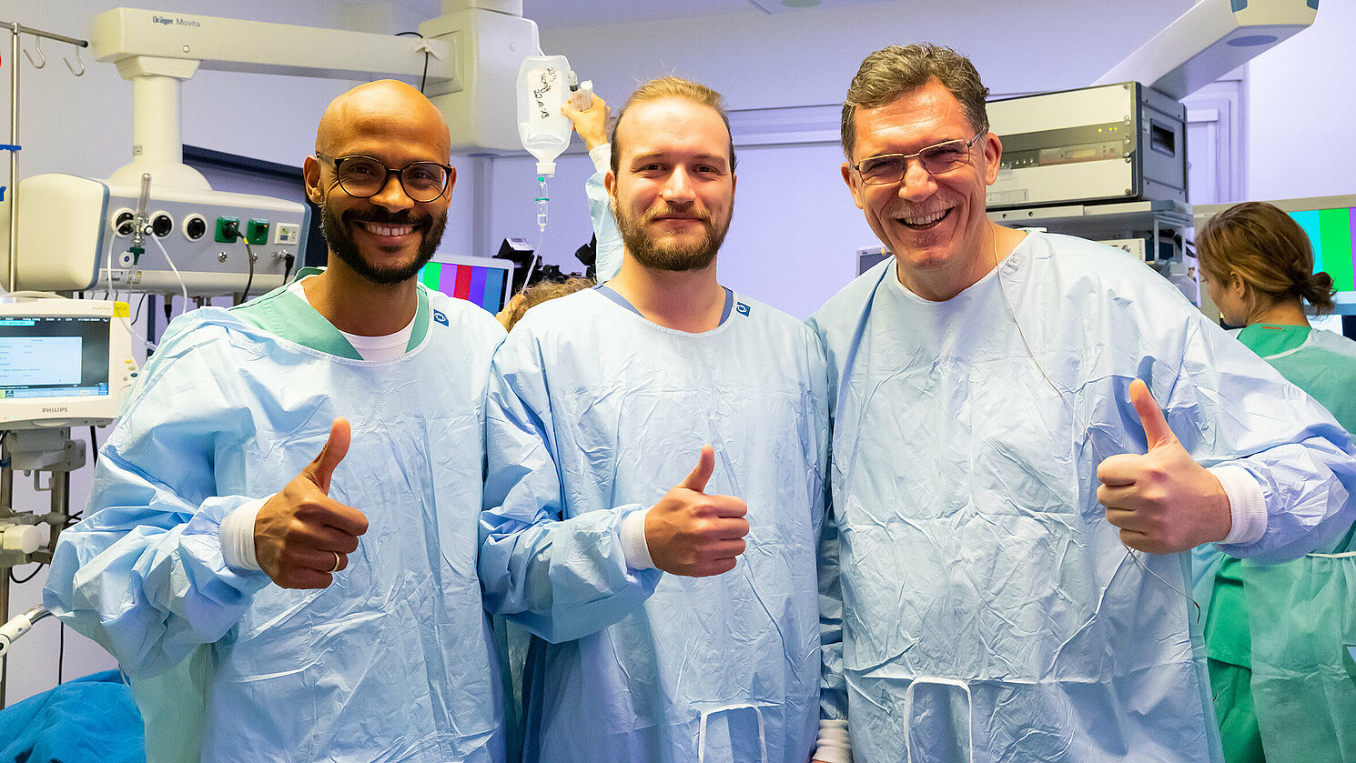 Im Endoskopiezentrum am Universitätsklinikum Augsburg im Jahr 2019: (von links) Dr. med. Alanna Ebigbo, Oberarzt am Universitätsklinikum Augsburg, Doktorand Robert Mendel und Prof. Dr. med. Helmut Messmann, Direktor der III. Medizinischen Klinik am Universitätsklinikum Augsburg.