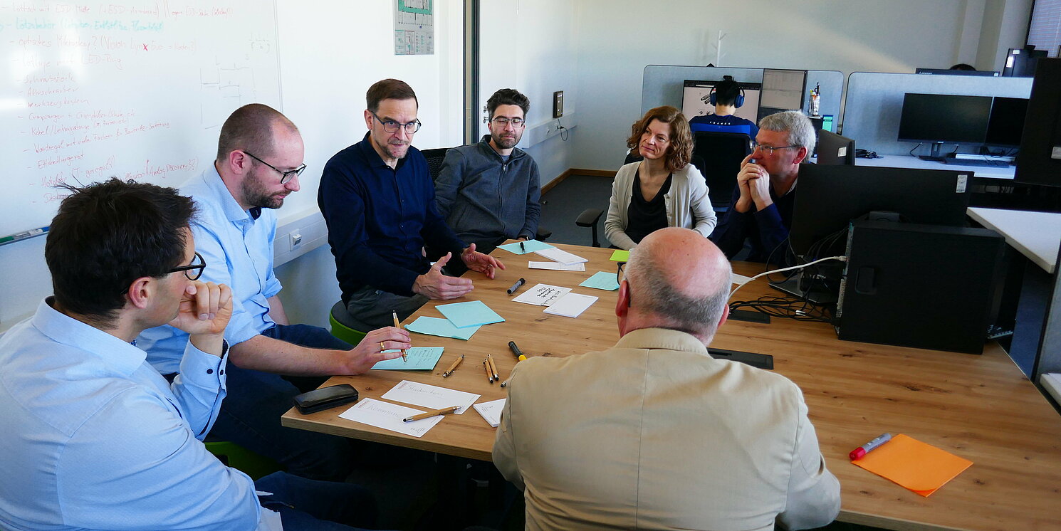 Die Arbeitsgruppen "Kunden-/Zielgruppen-Sicht" bei der Diskussion Foto: OTH Regensburg/Tanja Rexhepaj
