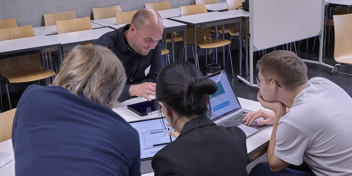 Mehrere Personen arbeiten konzentriert im Workshop