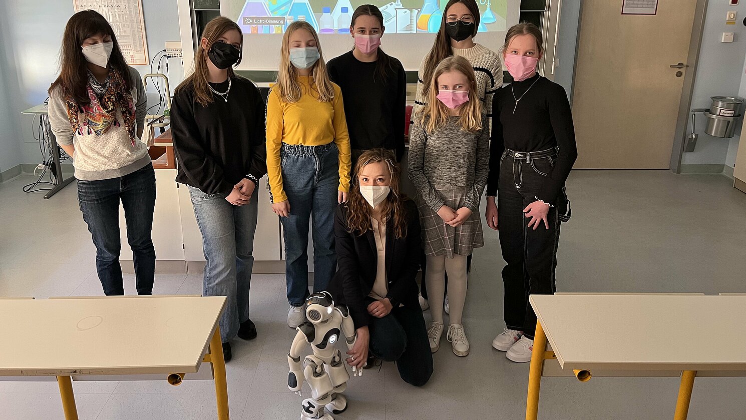 Lehrerin Carina Rothenberger (li.) und Doktorandin Nina Prem (vorne Mitte) mit Schülerinnen des Schwandorfer Gymnasiums. Foto: Veronika Hochleitner
