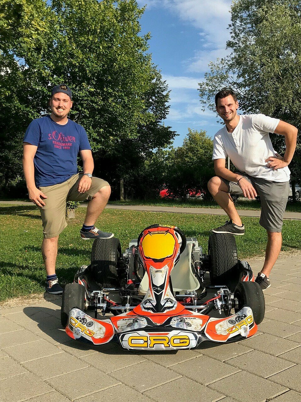 Die Studierenden Kevin Gräf und Andreas Ferstl von der Fakultät Elektro- und Informationstechnik der OTH Regensburg mit ihrem fertigen E-Kart. 