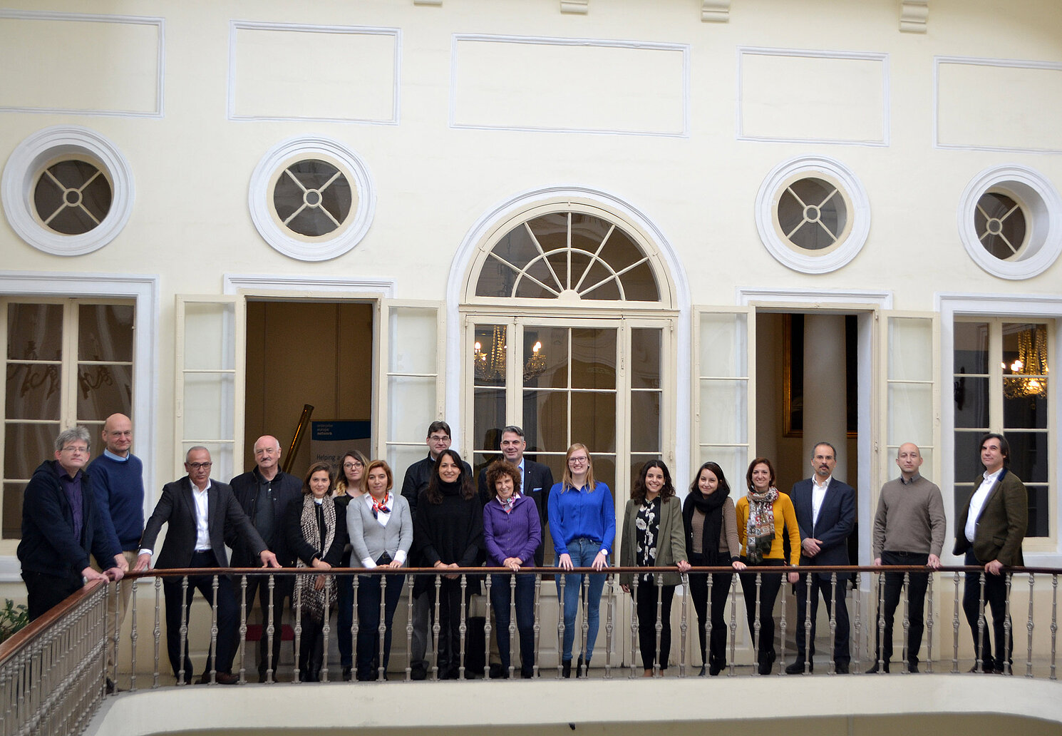 Die internationale Projektgruppe des DIFME-Projektes mit Prof. Dr. Sean Patrick Saßmannshausen von der OTH Regensburg (9. von rechts) im Lichthof der Alten Börse in Valetta, Malta. Foto: Anthony Tanti, The Malta Business Bureau