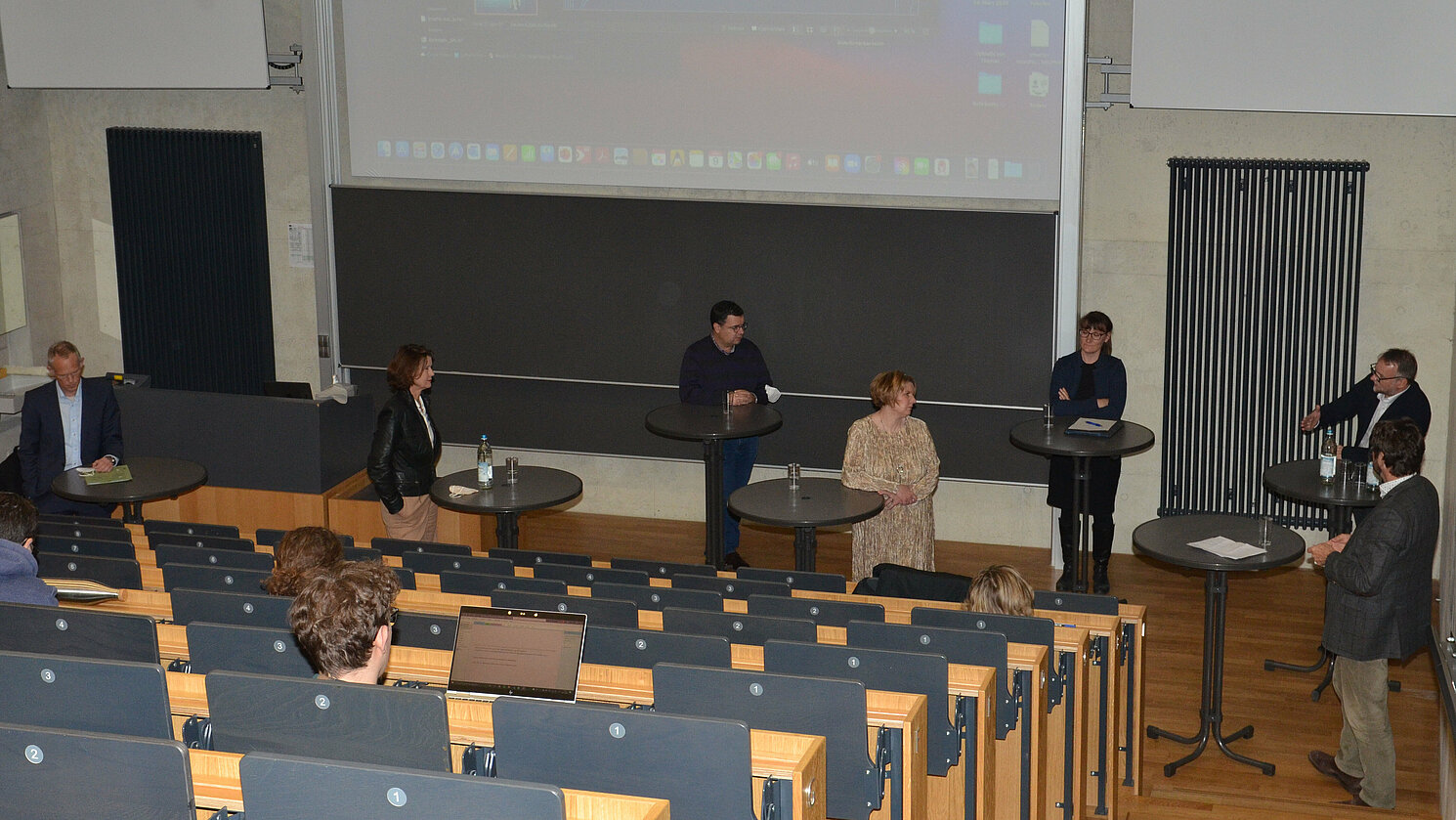 Einen Abschluss fand der Studientag mit einer Diskussionsrunde zwischen den Referent*innen und den Studierenden.