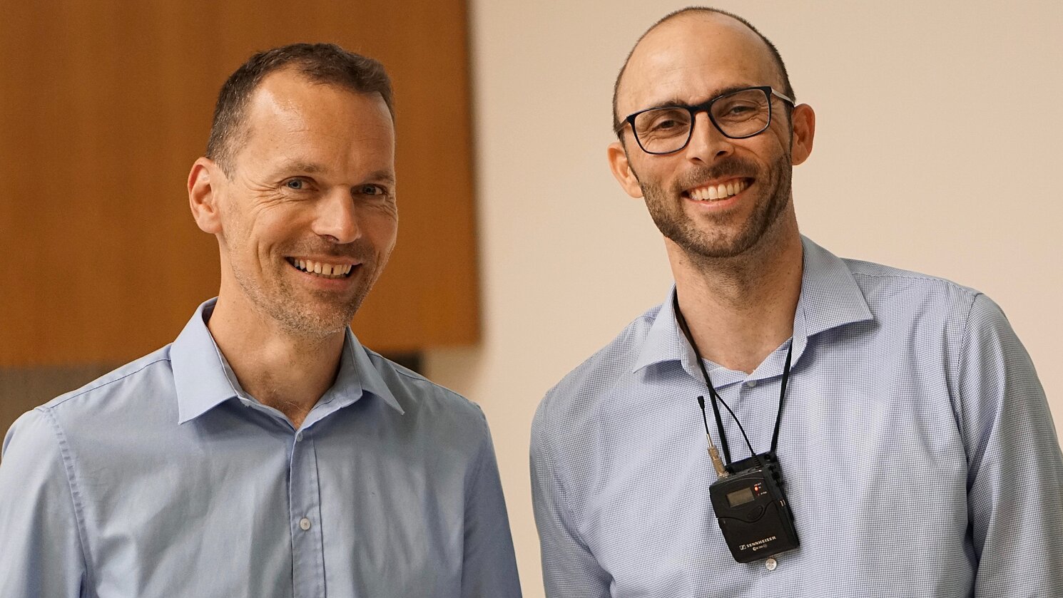 Von links: Prof. Dr. Christian Dach und Gastreferent Stefan Rauscher, der bei Continental im Bereich Nutzfahrzeuge "Global Key Account Manager" ist und an der OTH Regensburg über Chancen und Herausforderungen des Key-Account-Managements sprach.