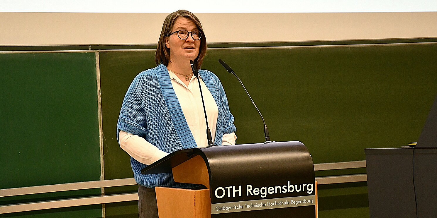 Eine Frau steht an einem Rednerpult