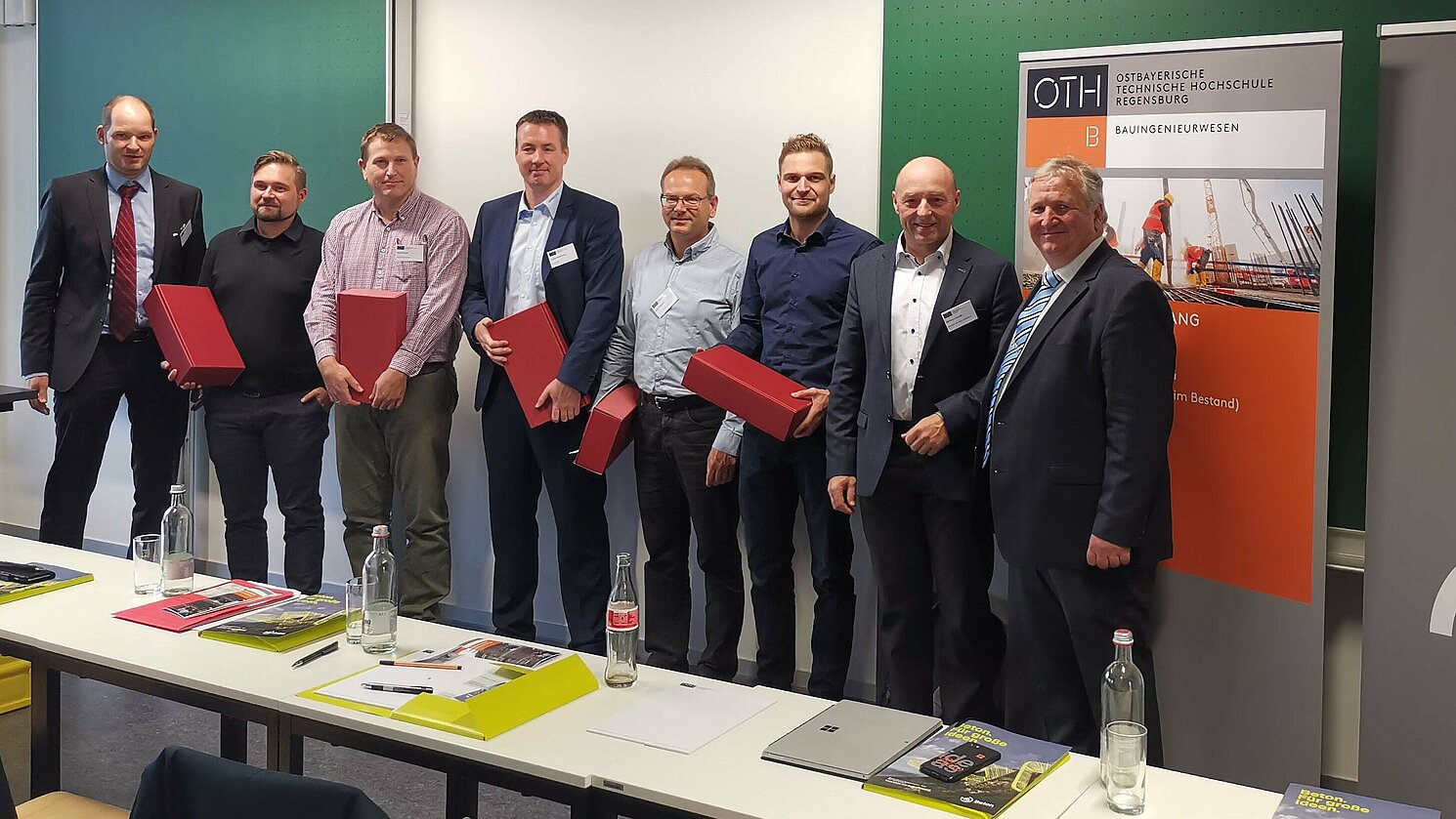 Dank an die Referenten (von links): Prof. Andreas Appelt, Dipl.-Ing. Thilo Müller, Harald Ritter, Jochen Süßenbach, Dipl.-Ing. Peter Hildwein, Michael Aigner, Dipl.-Ing. Christian Unzner und Rüdiger Schemm.
