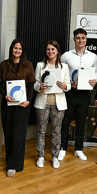 Die Preisträgerinnen und Preisträger des Science Award 2025. Foto: OTH Regensburg/Simone Grebler