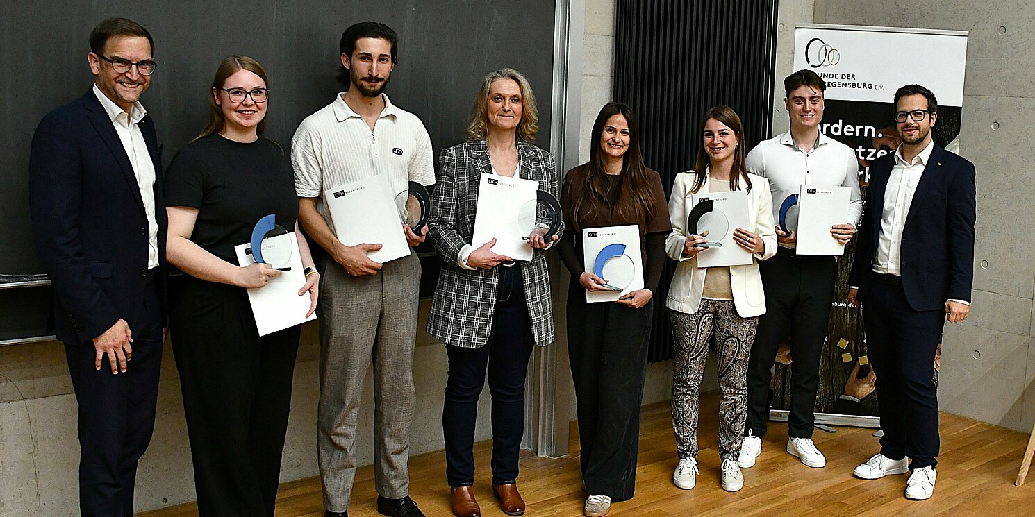 Die Preisträgerinnen und Preisträger des Science Award 2025. Foto: OTH Regensburg/Simone Grebler