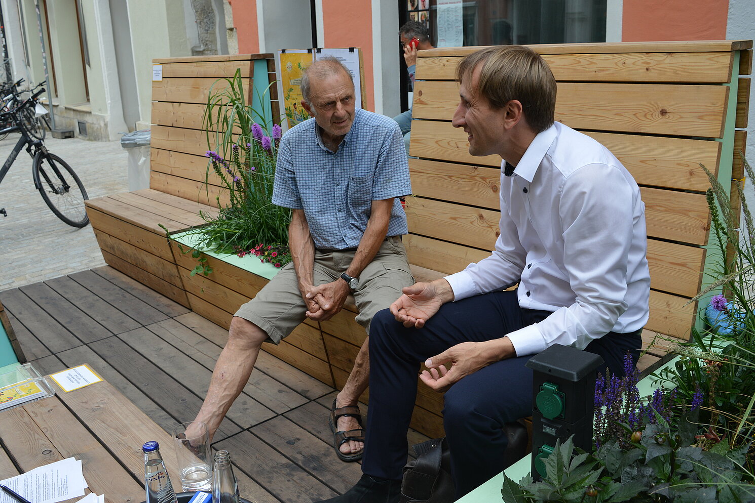 Prof. Dr. Michael Sterner im Gespräch mit einem Passanten.