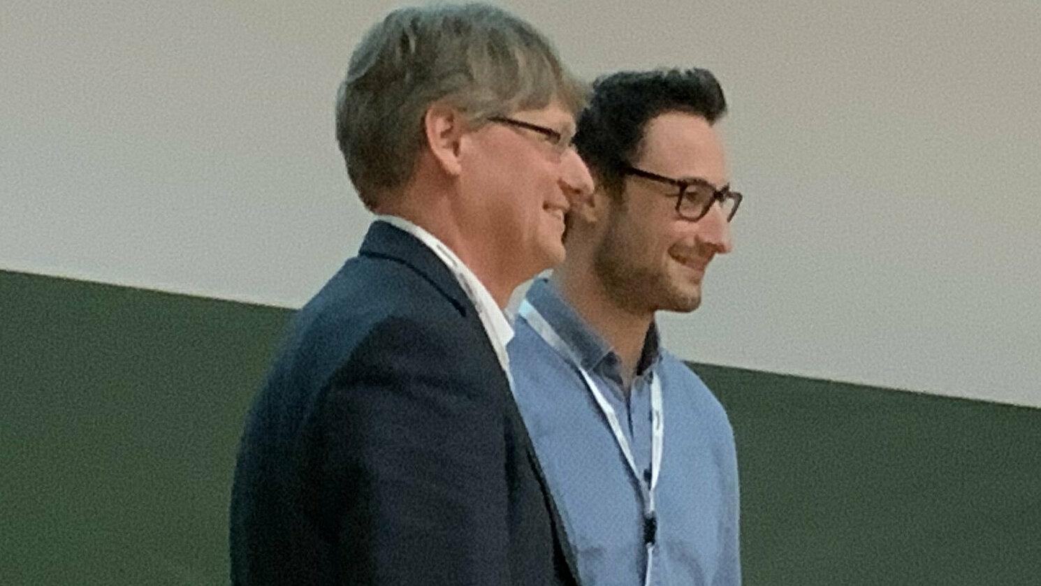Bei der Preisverleihung an Johannes Maier (rechts), OTH Regensburg, vom Tagungsleiter Prof. Dr. Handels, Universität zu Lübeck. Foto: Prof. Dr. Christoph Palm