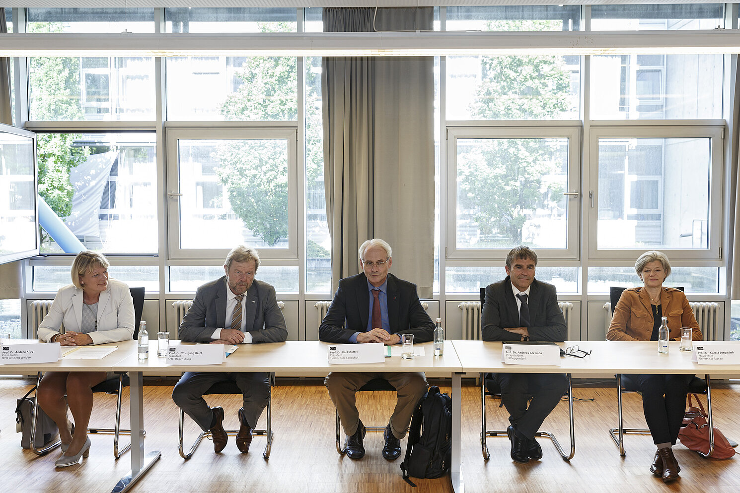 (von links) Prof. Dr. Andrea Klug, OTH Amberg-Weiden, Prof. Dr. Wolfgang Baier, OTH Regensburg, Prof. Dr. Karl Stoffel, Hochschule Landshut, Prof. Dr. Andreas Grzemba, Vizepräsident TH Deggendorf, Prof. Dr. Carola Jungwirth, Universität Passau.