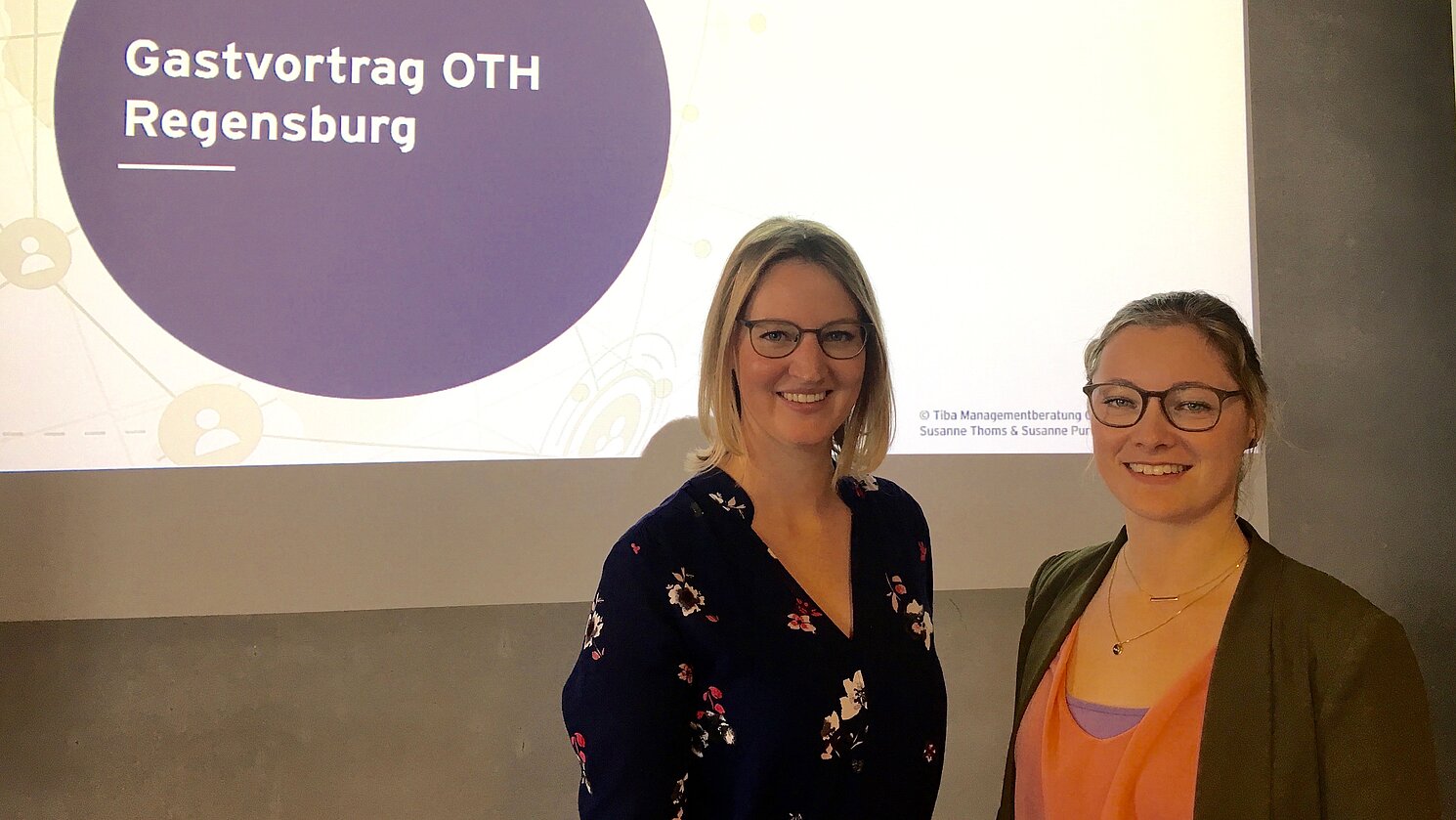 Von links: Susanne Purwins und Susanne Thoms von der Tiba Managementberatung GmbH waren an die Fakultät Betriebswirtschaft als Referentinnen für einen Gastvortrag eingeladen.