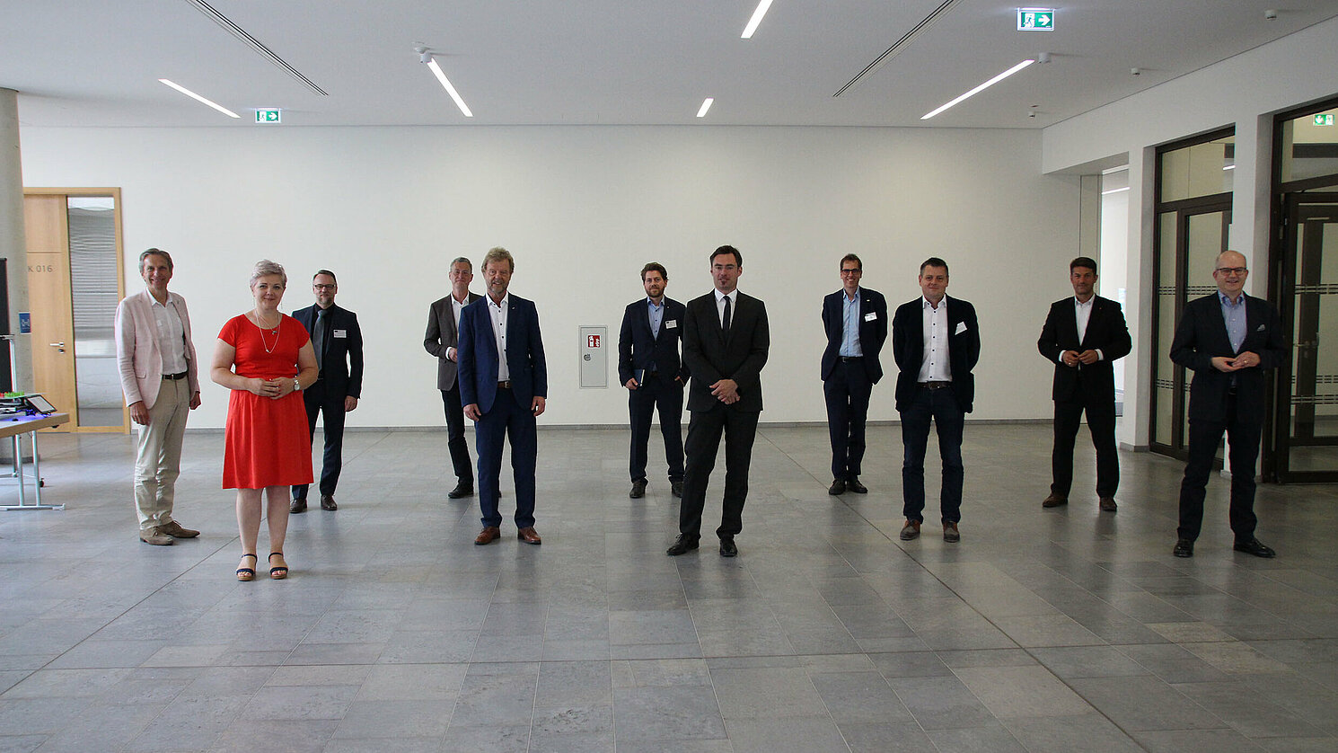 Die Kick-Off-Veranstaltung des RCAI verfolgten einige Mitglieder per Videokonferenz, andere nahmen persönlich teil: (von links) Eduard B. Wagner (Insys Microelectronics GmbH), Corina Apachite (Continental AG), Prof. Dr. Christoph Skornia (Dekan der Fakultät Informatik Mathematik), Dr. Oliver Sterz (Maschinenfabrik Reinhausen GmbH), OTH-Präsident Prof. Dr. Wolfgang Baier, Dr. Michael Deubzer (Vector Informatik GmbH), Prof. Dr. Wolfgang Mauerer (Vorsitzender Direktor des RCAI), OTH-Vizepräsident Prof. Dr. Ralph Schneider, Bernhard Kobl (BSH Hausgeräte GmbH), Prof. Dr. Georg Stephan Barfuß (Wirtschafts- und Wissenschaftsreferent der Stadt Regensburg), Helge Graßhoff (Osram Opto Semiconductors GmbH).