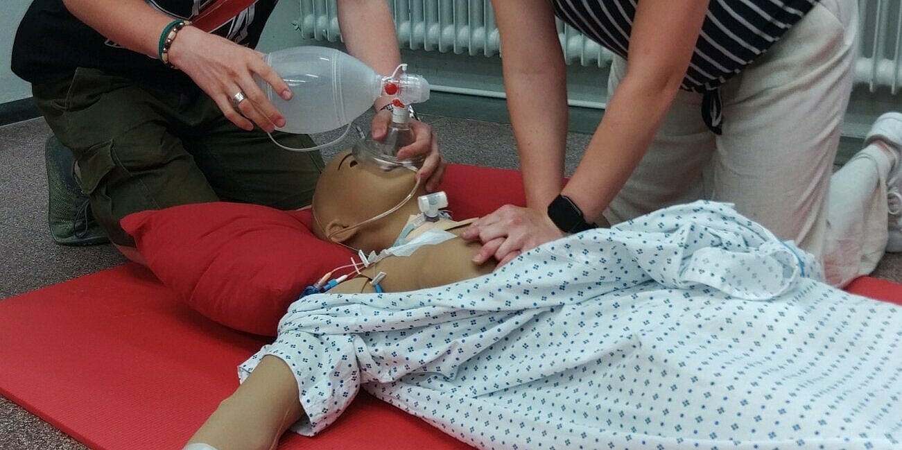 Reanimationsübung an einer Puppe.