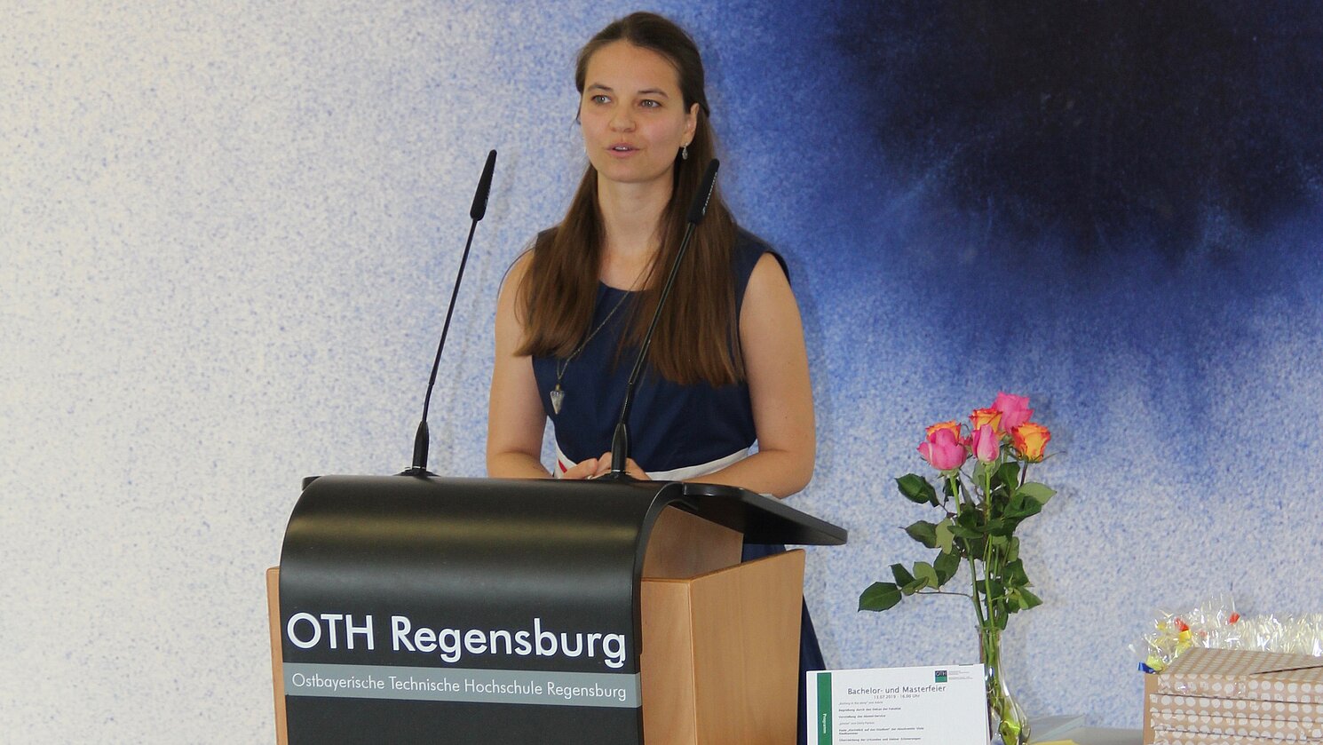 Festrednerin Viola Riedhammer bei der Verabschiedung der Absolventinnen und Absolventen im Sommersemester 2019.