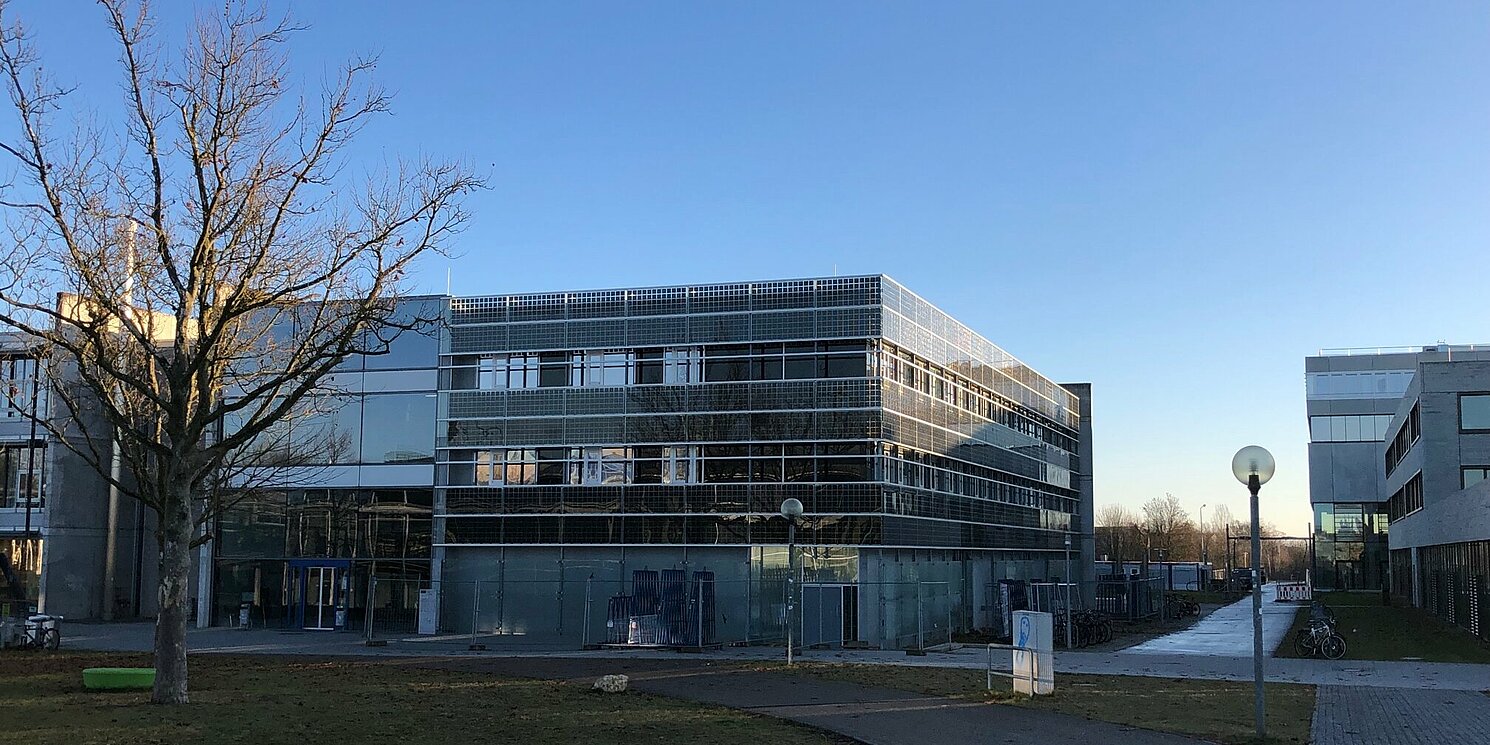 Auf dem Foto ist das D-Gebäude der OTH Regensburg zu sehen, an dessen Außenmauern Photovoltaik-Anlagen angebracht sind.