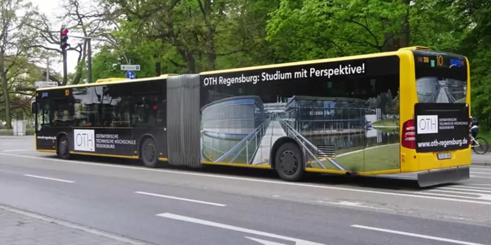 Linienbus beklebt mit Werbung der OTH Regensburg.